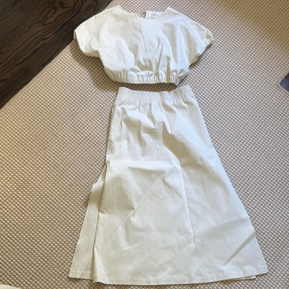 Elegant Cream set (crop top and skirt)